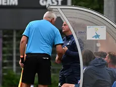 Il momento in cui il guardalinee arrivato dalla Germania invita l’allenatore dei portieri a usare solo il tedesco