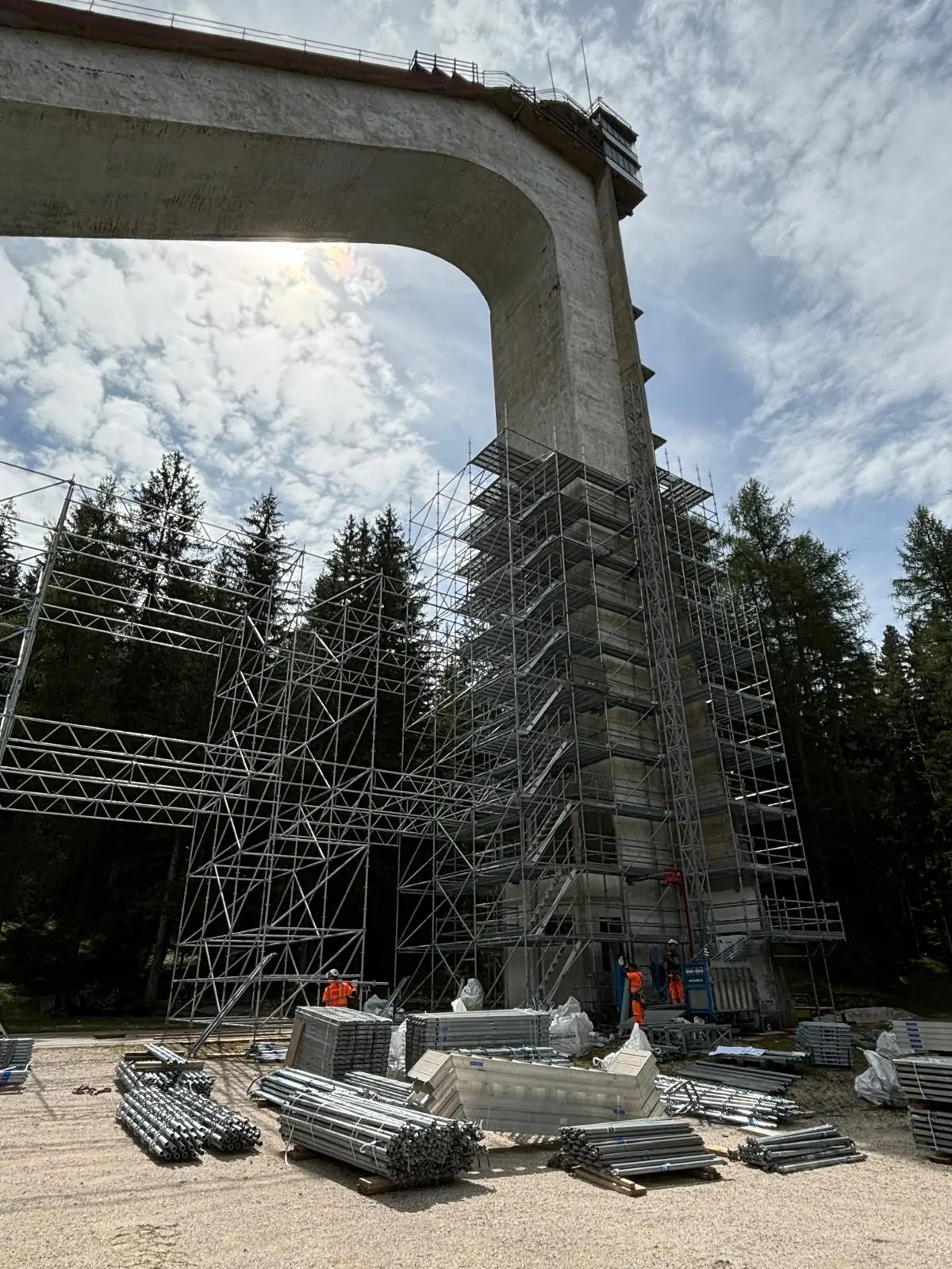Le impalcature che circondano il vecchio Trampolino Italia