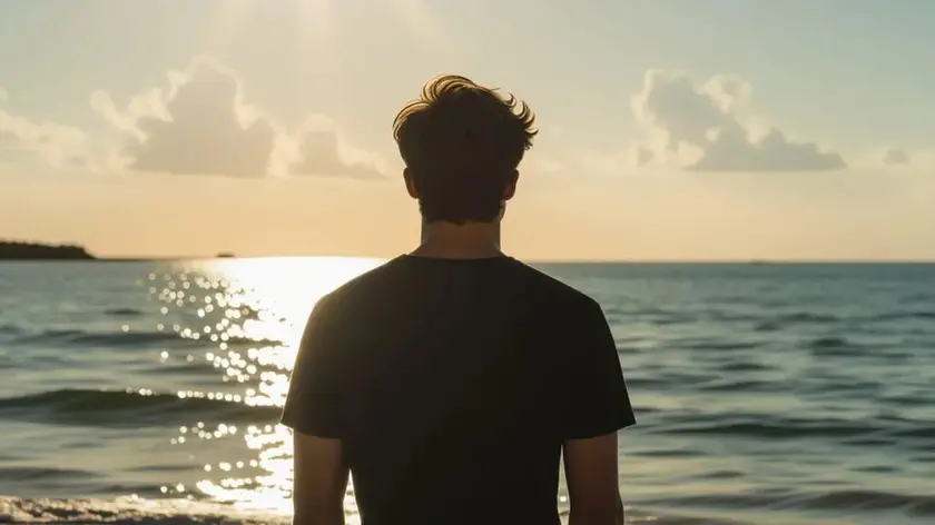 Un ragazzo di fronte al mare
