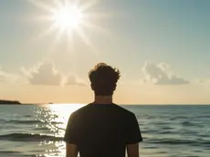 Un ragazzo di fronte al mare