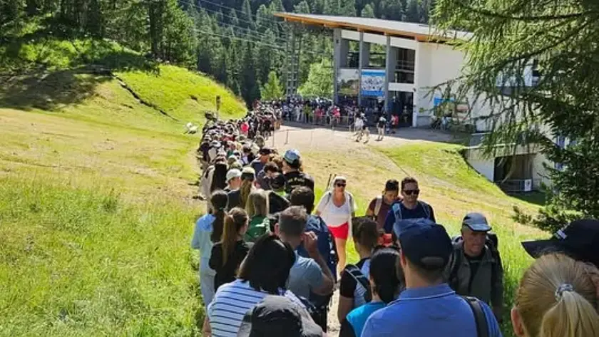 Turisti in coda in coda in Val Gardena per salire sul monte Seceda