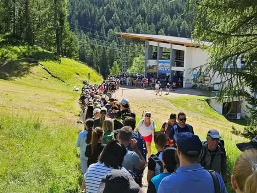 Turisti in coda in coda in Val Gardena per salire sul monte Seceda
