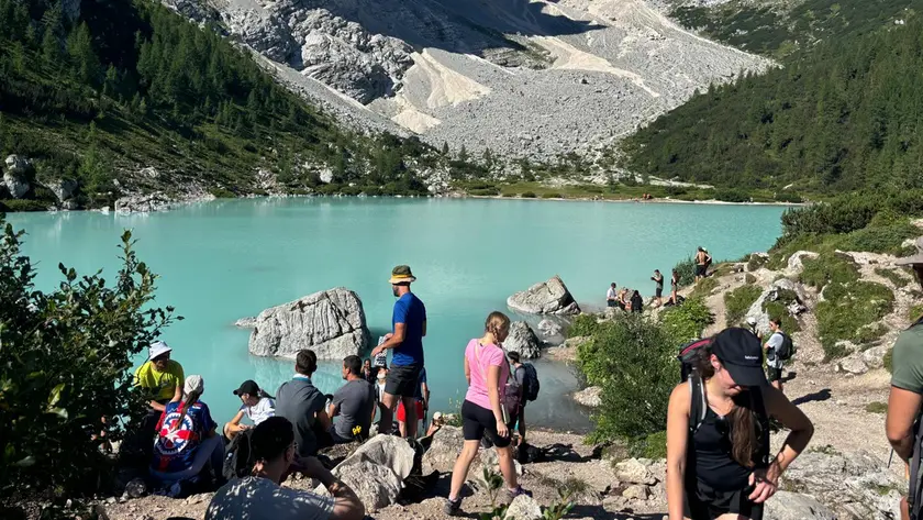 Turisti al lago di Sorapiss