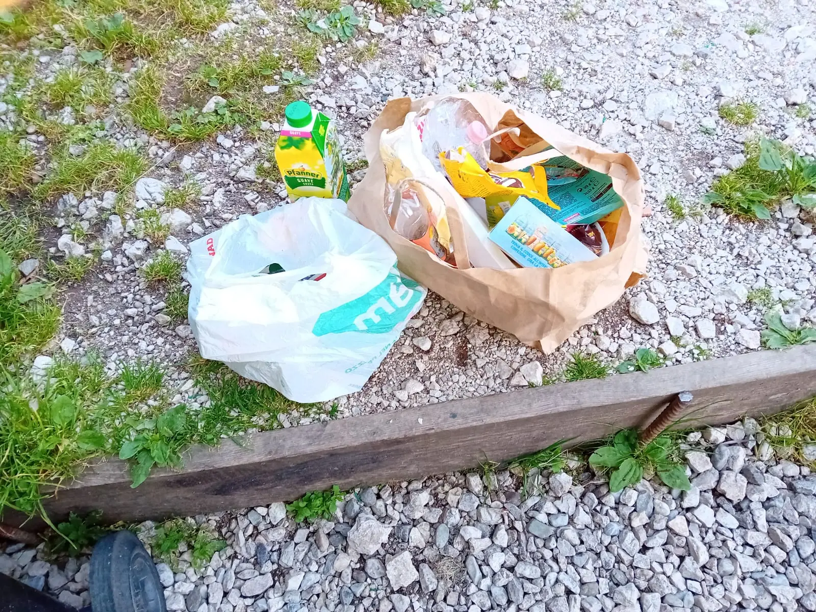 Rifiuti lasciati dai turisti nei pressi del rifugio Vandelli