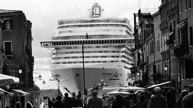 La foto più celebre del portfolio intitolato "Mostri a Venezia"