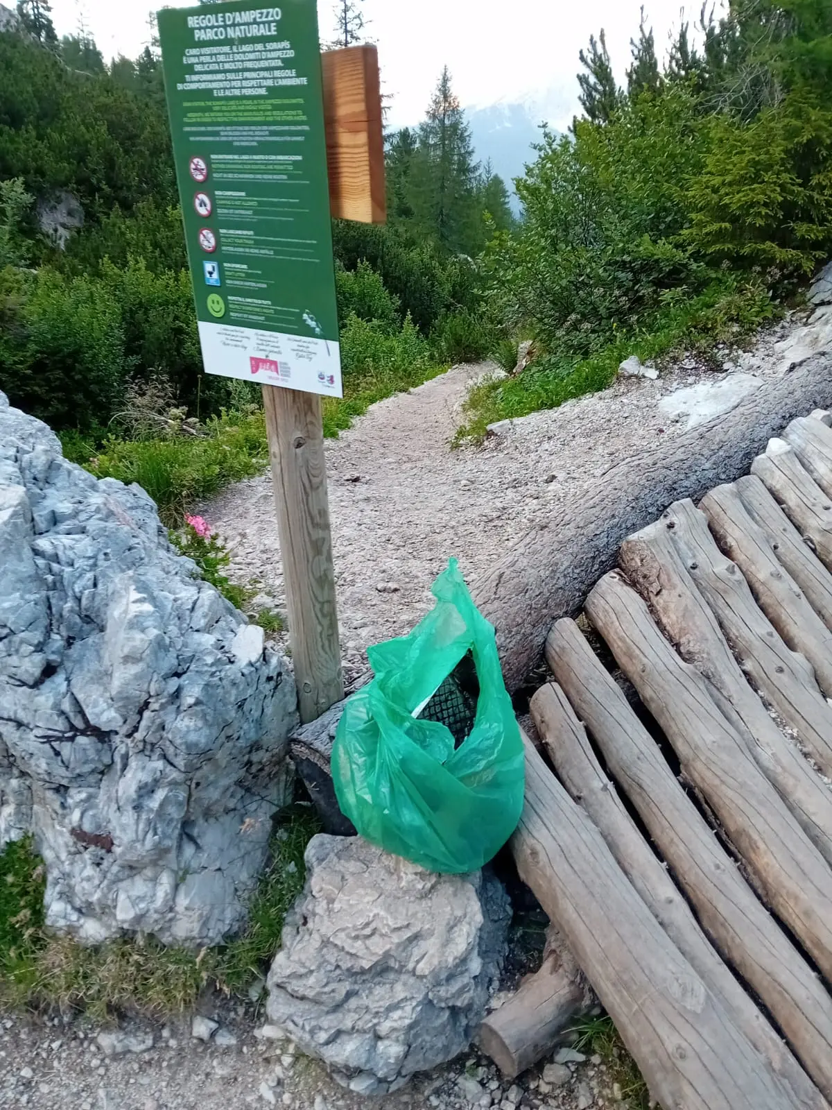 Rifiuti di ogni tipo, strutture vandalizzate, campeggiatori abusivi. Ecco il Sorapis dopo il passaggio di escursionisti poco rispettosi dell'ambiente