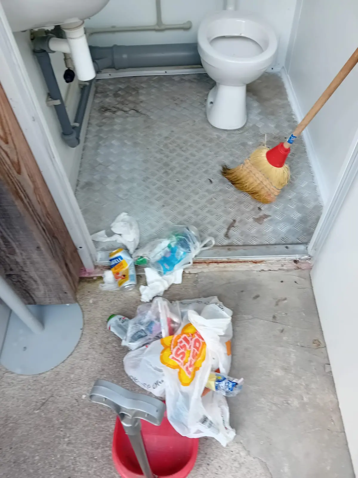 Rifiuti di ogni tipo, strutture vandalizzate, campeggiatori abusivi. Ecco il Sorapis dopo il passaggio di escursionisti poco rispettosi dell'ambiente