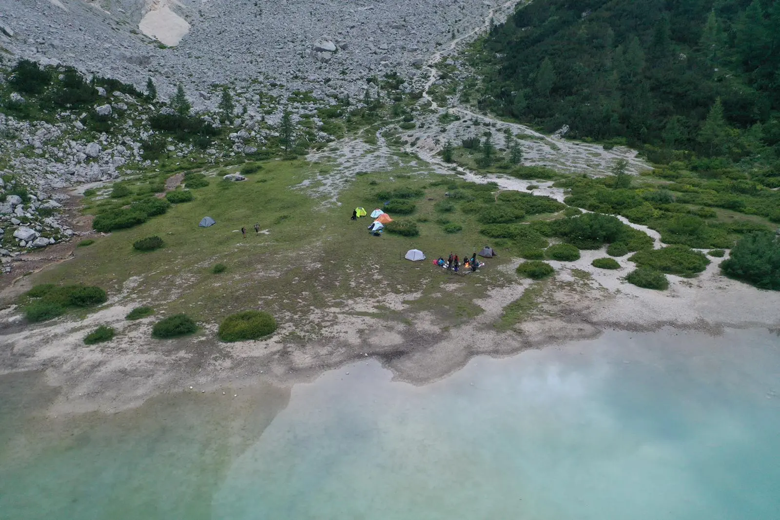 Rifiuti di ogni tipo, strutture vandalizzate, campeggiatori abusivi. Ecco il Sorapis dopo il passaggio di escursionisti poco rispettosi dell'ambiente