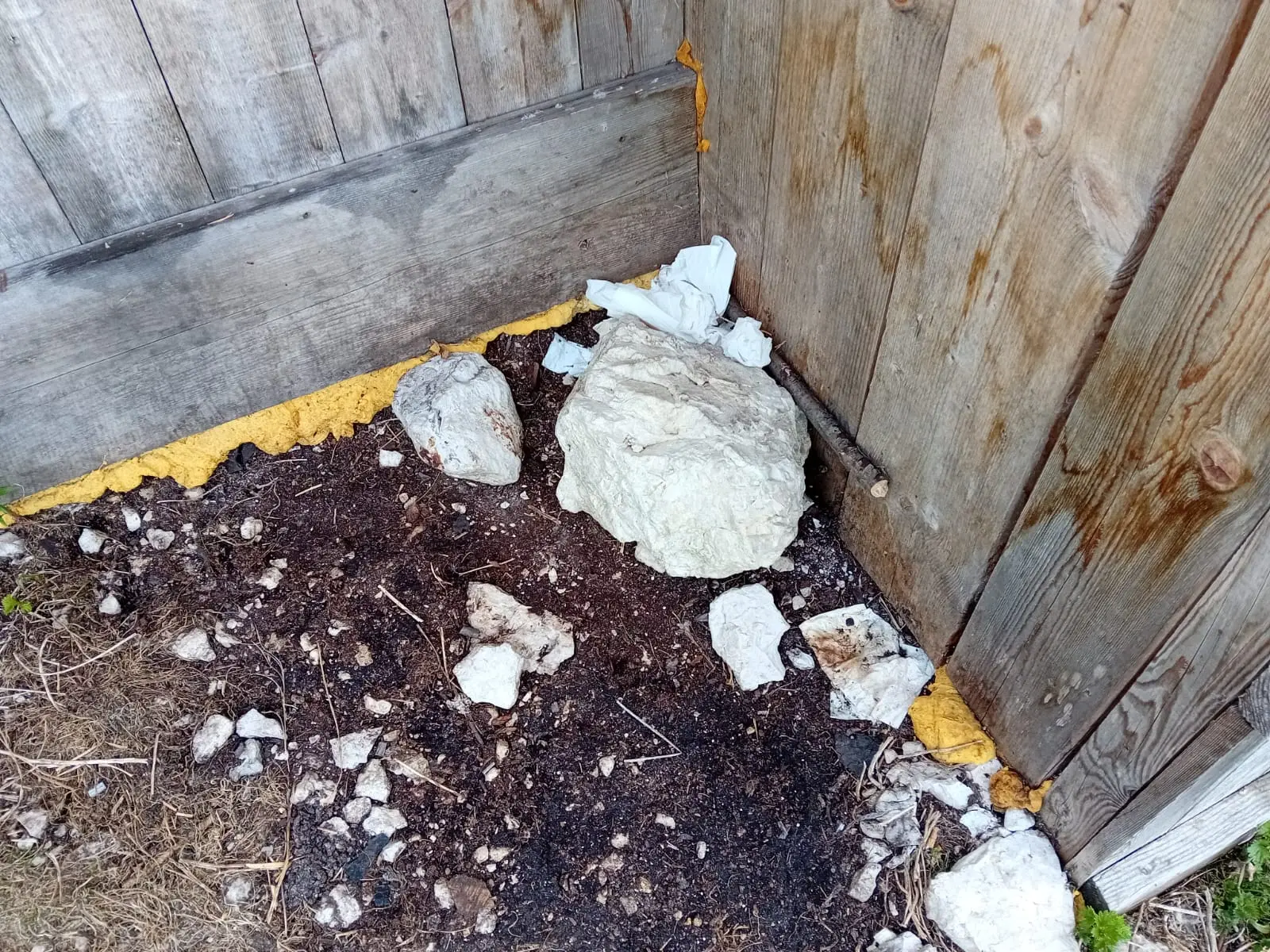 Rifiuti di ogni tipo, strutture vandalizzate, campeggiatori abusivi. Ecco il Sorapis dopo il passaggio di escursionisti poco rispettosi dell'ambiente
