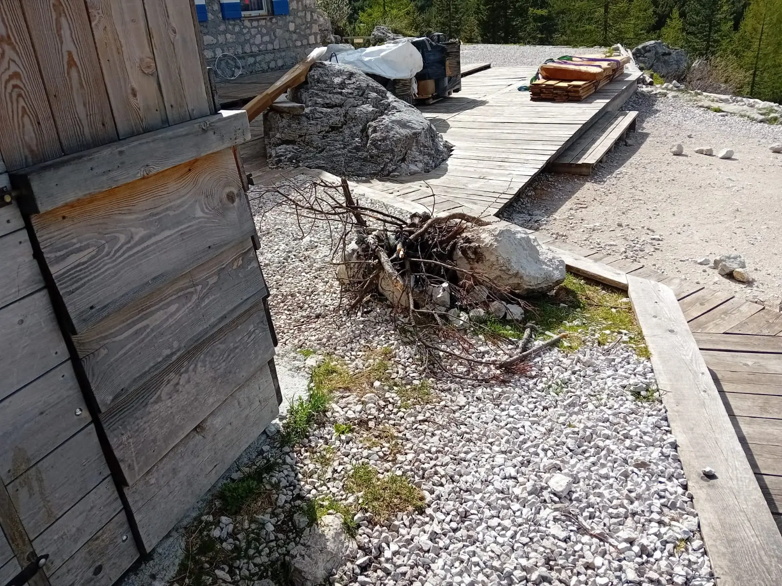 Rifiuti di ogni tipo, strutture vandalizzate, campeggiatori abusivi. Ecco il Sorapis dopo il passaggio di escursionisti poco rispettosi dell'ambiente