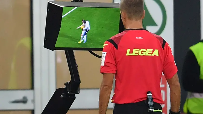 L'arbitro al var © Simone Ferraro