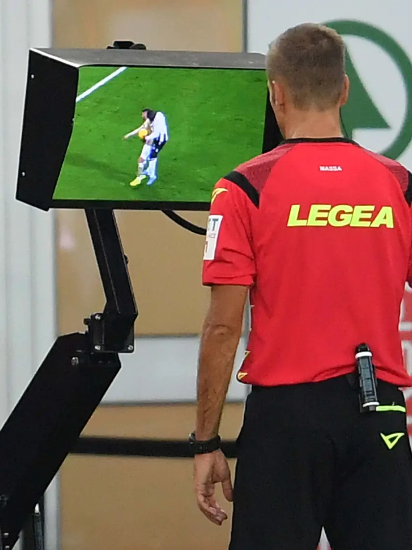 L'arbitro al var © Simone Ferraro