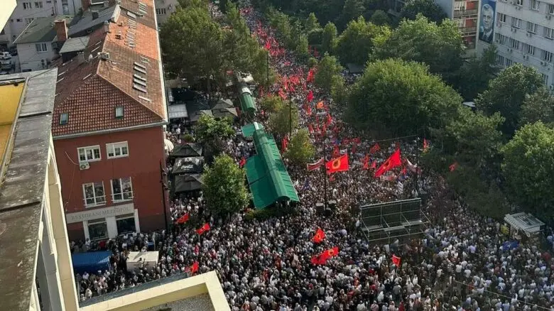 Migliaia di persone a Pristina protestano contro il processo indetto dalle Kosovo Specialist Chambers
