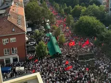 Migliaia di persone a Pristina protestano contro il processo indetto dalle Kosovo Specialist Chambers