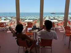 Una coppia durante la pausa caffè in un bar della zona di Pineta