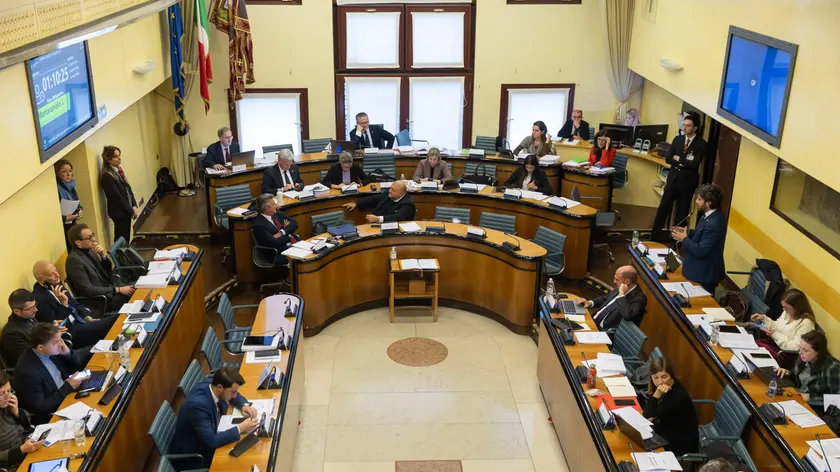 L’aula affollata durante un a seduta di Consiglio regionale a Palazzo Ferro Fini, a Venezia: al centro, i banchi della giunta