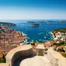 Il porticciolo di Lesina-Hvar visto da un’altura dell’isola