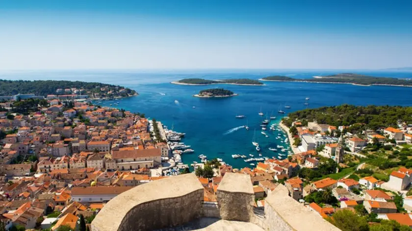 Il porticciolo di Lesina-Hvar visto da un’altura dell’isola