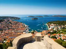 Il porticciolo di Lesina-Hvar visto da un’altura dell’isola