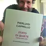 Jovanotti con il libro di Pierluigi Cappello