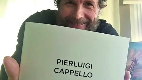 Jovanotti con il libro di Pierluigi Cappello