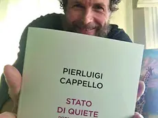 Jovanotti con il libro di Pierluigi Cappello