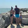 Cavallino Treporti, una famiglia appoggia una candelina in ricordo di Carlo Panizzo