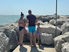 Cavallino Treporti, una famiglia appoggia una candelina in ricordo di Carlo Panizzo