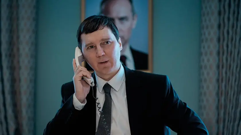 Paul Dano in una scena di “Il mago del Cremlino”, film di Assayas