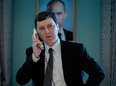 Paul Dano in una scena di “Il mago del Cremlino”, film di Assayas