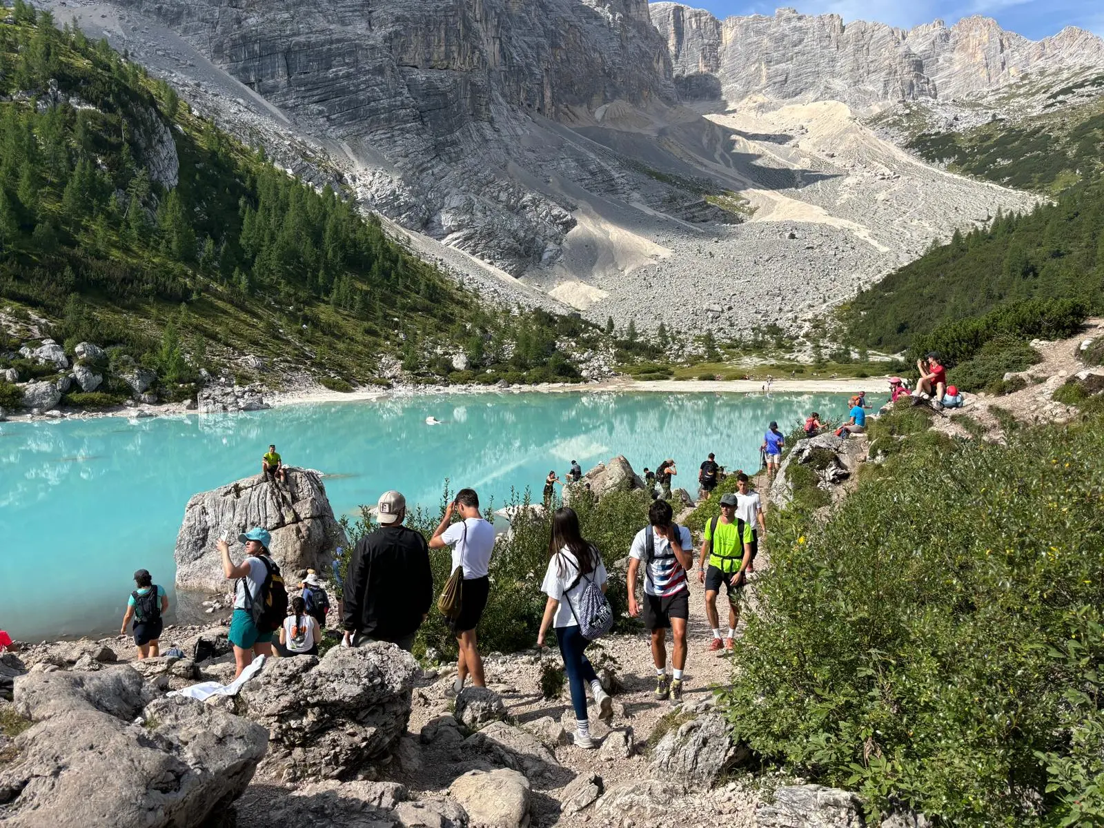 Turisti in posa per foto e selfie