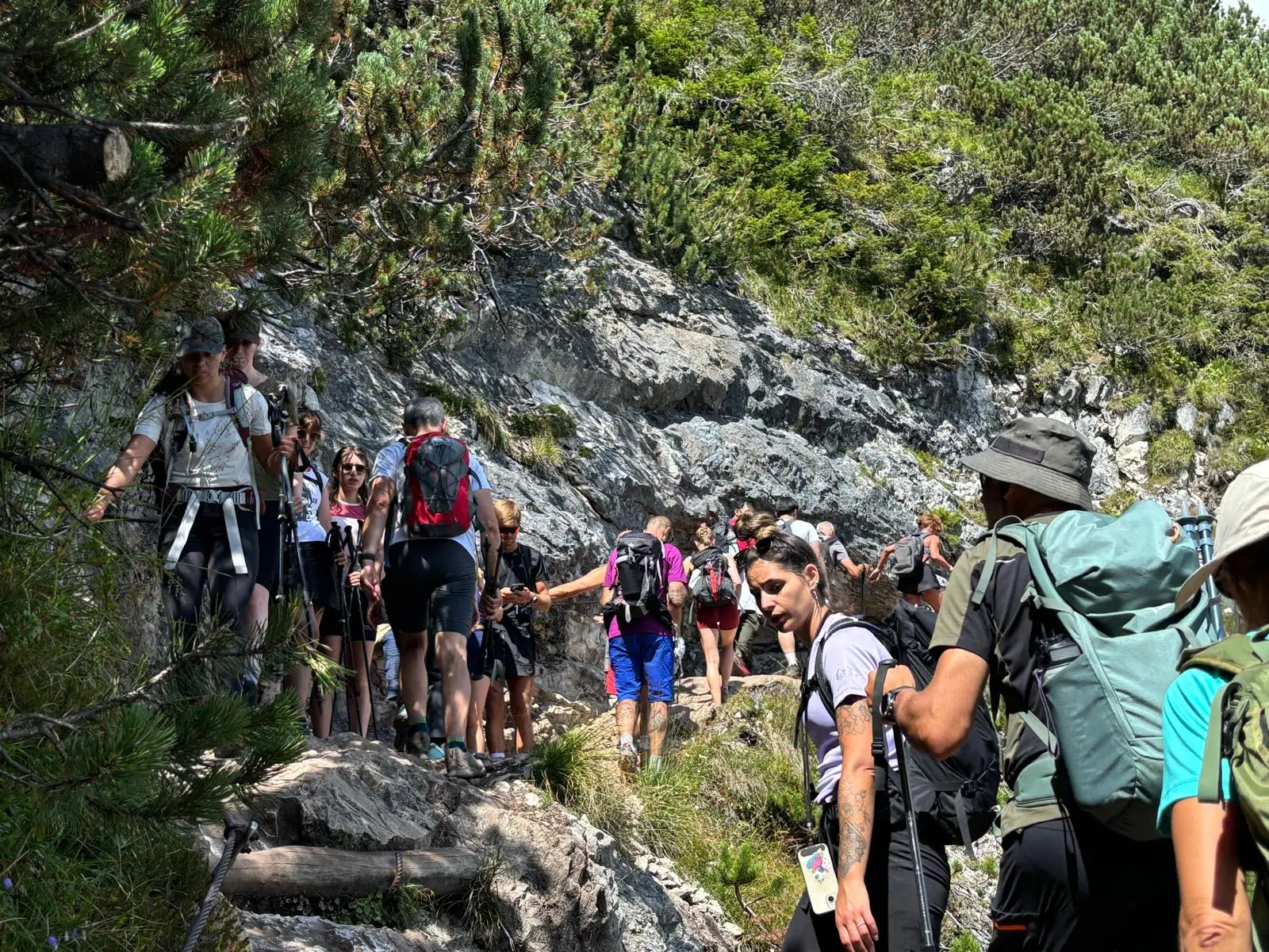 Il traffico lungo il sentiero 215 che porta al lago