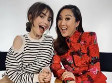 Le attrici Lily Collins (nella serie interpreta Emily Cooper) e Ashley Park (interpreta Mindy)