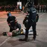 Un momento degli scontri in Serbia