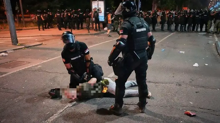 Un momento degli scontri in Serbia