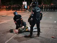 Un momento degli scontri in Serbia