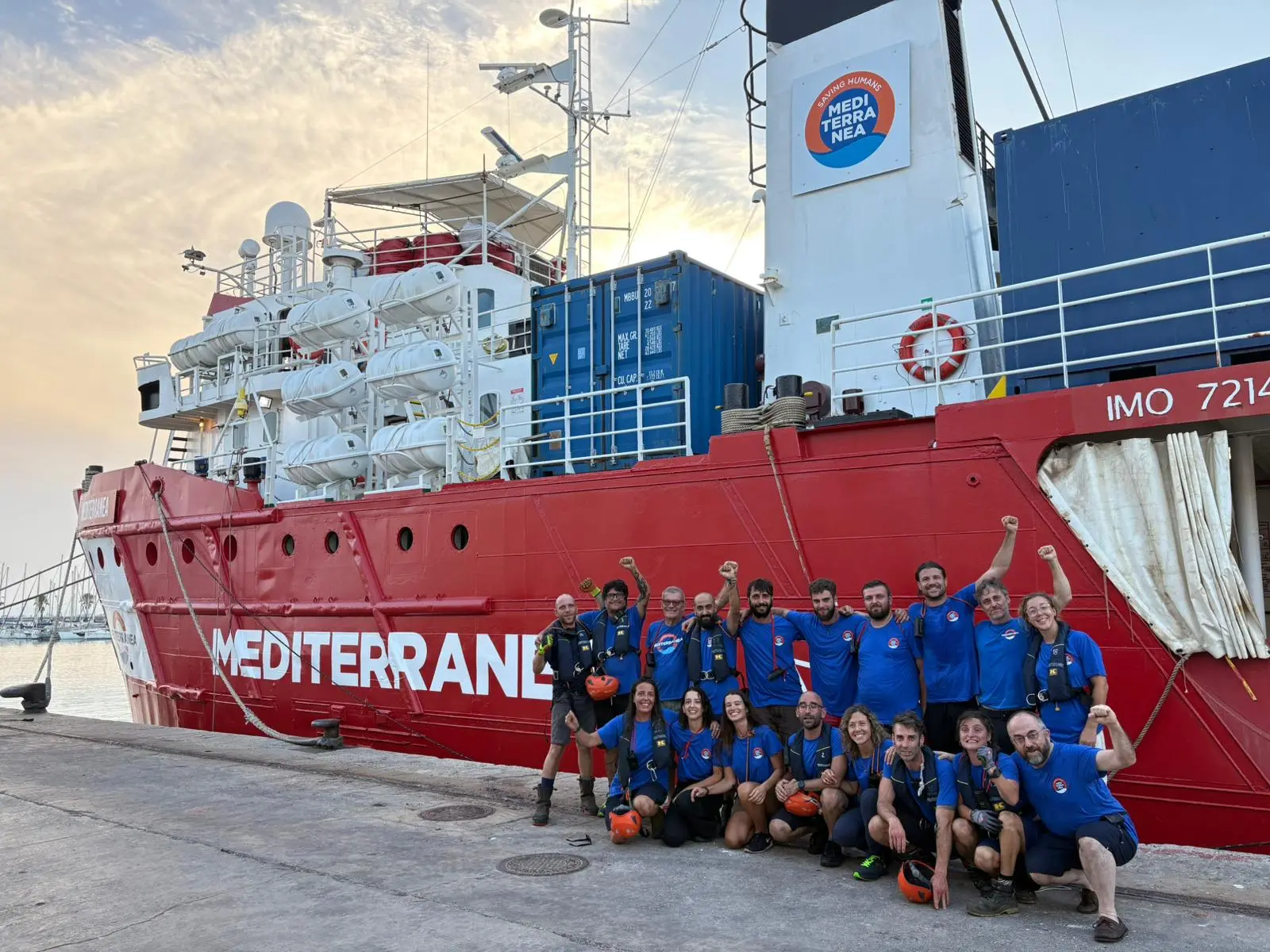 L'equipaggio davanti il nuovo battello