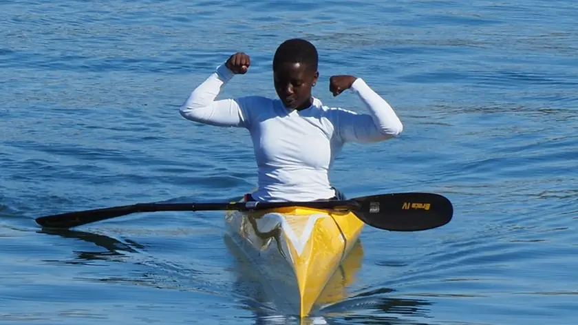 Nersam in acqua con la sua canoa