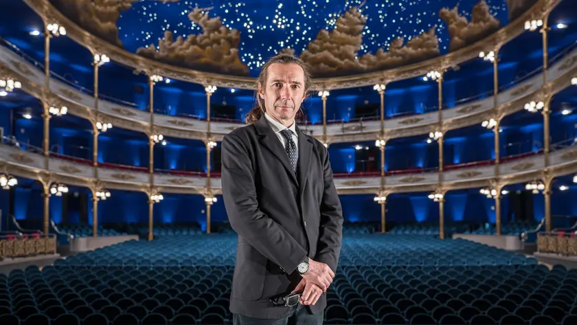 Paolo Valerio, 64 anni, dal 2001 direttore del Teatro Stabile del Friuli-Venezia Giulia, fotografato all’interno del Politeama Rossetti di Trieste. La sala fu costruita nel 1878. Foto di Simone Di Luca