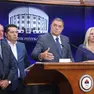 Milorad Dodik, secondo da destra, dopo il rigetto dell’appello