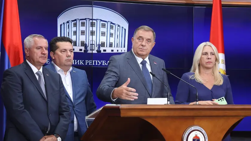 Milorad Dodik, secondo da destra, dopo il rigetto dell’appello