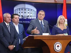 Milorad Dodik, secondo da destra, dopo il rigetto dell’appello