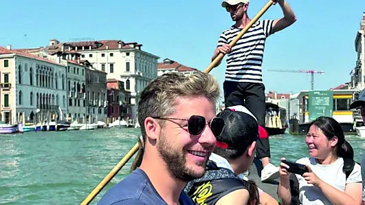Turisti su una gondola da parada