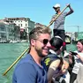 Turisti su una gondola da parada