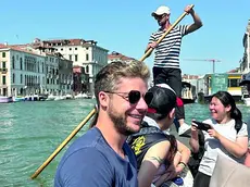 Turisti su una gondola da parada