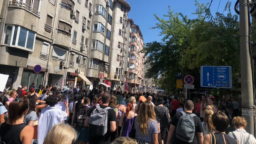 La manifestazione a Belgrado, affollata soprattutto da donne e ragazze che in strada hanno gridato «siamo tutte Nikolina»
