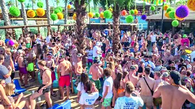 Il turismo dei giovani cresce la presenza in Croazia: qui una festa sull’isola di Pago