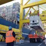 Movimentazione di container sul piazzale del Molo settimo a Trieste