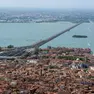 Un'immagine dall'alto di Venezia con il ponte della Libertà e la terraferma