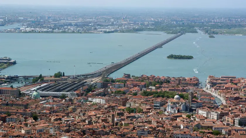 Un'immagine dall'alto di Venezia con il ponte della Libertà e la terraferma